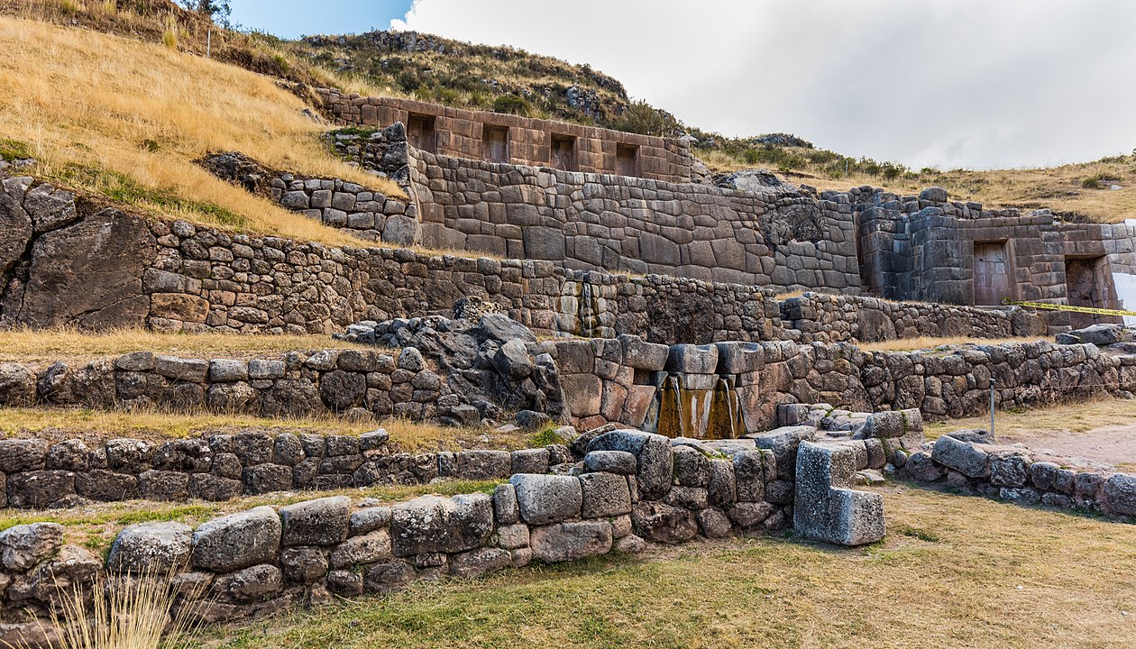 Picture depicting a Inka fountain at the site of Tambomachay