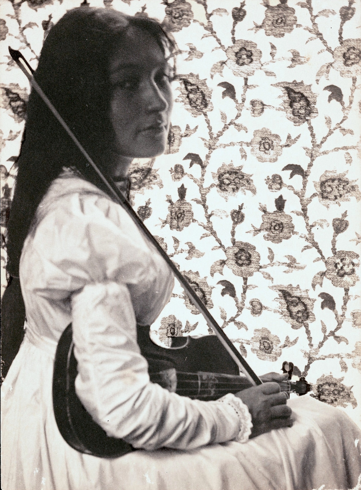 Photograph of Zitkala-Ša with her violin in 1898