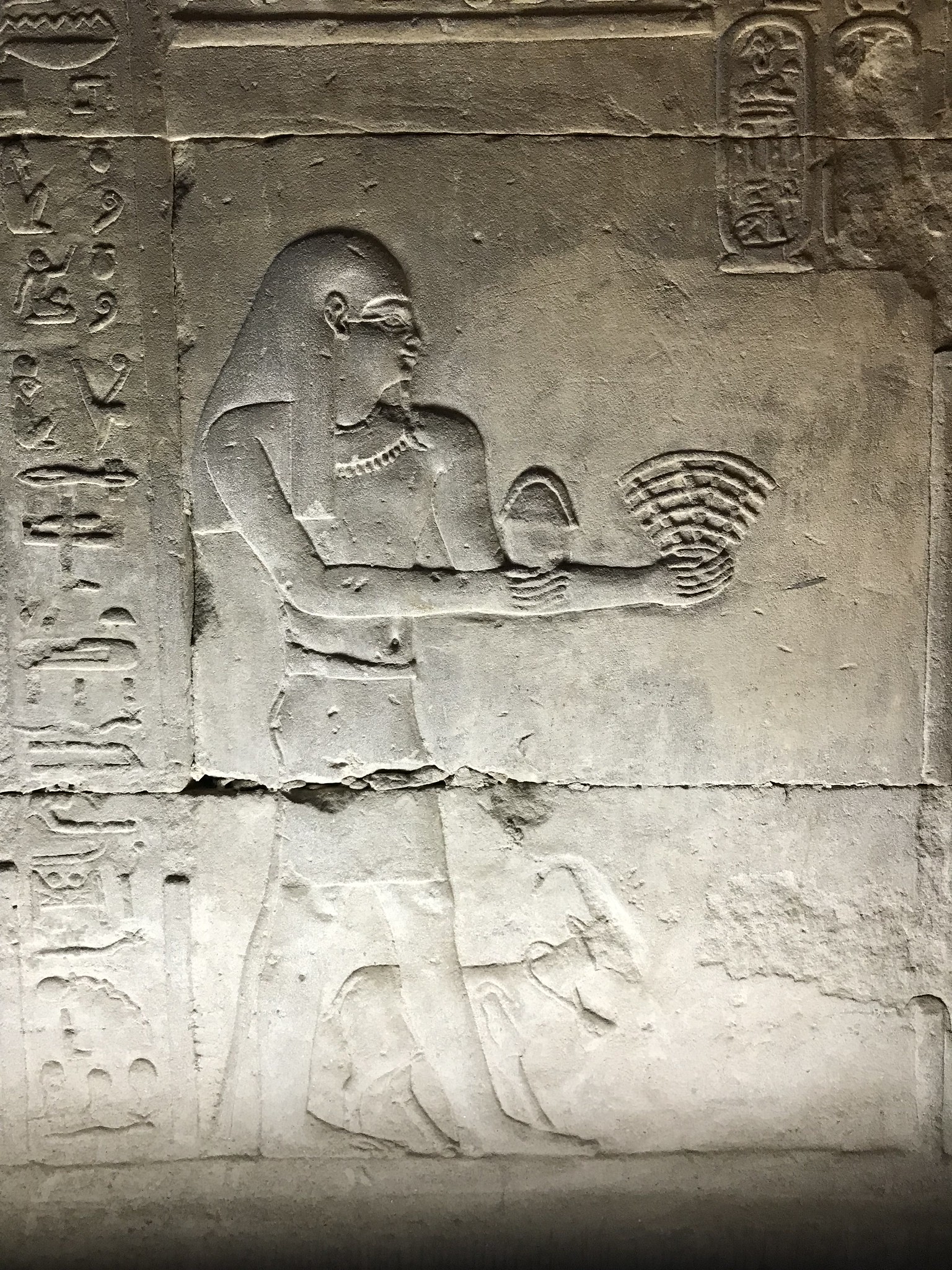 Picture of a carving from a Egyptian temple that some claim depict a Wi-FI symbol