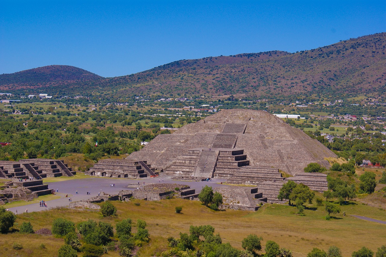 picture of pyramid of the sun in Teotihuacan
